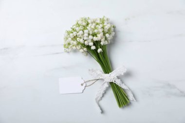 Beyaz mermer arka planda, güzel vadi zambağı çiçekleri, üst manzara.