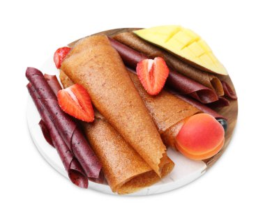 Lezzetli meyveli dürümler, böğürtlenler ve mangolar beyaz üzerine izole edilmiş.