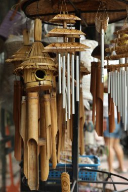 Dışarıdaki hediyelik eşya dükkanında farklı rüzgar çanları.