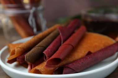 Ahşap masada lezzetli meyveli rulo, yakın plan.