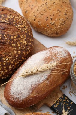 Taze ekmek somunları ve çiviler beyaz masada, düz yatıyordu.