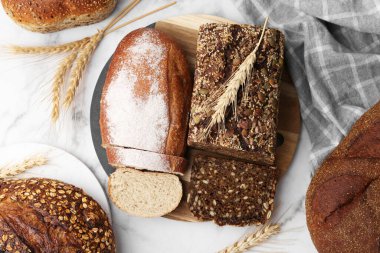 Taze pişmiş somunlar ve beyaz mermer masa üzerinde dikenler, düz yatıyordu.