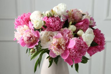 Bir buket güzel şakayık vazonun içinde, yakın plan.