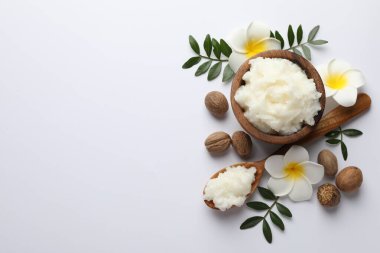 Beyaz arka planda doğal Shea yağı, düz. Metin için boşluk