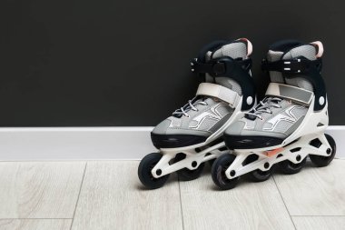 Siyah duvarın yanında paten çifti, metin için boşluk