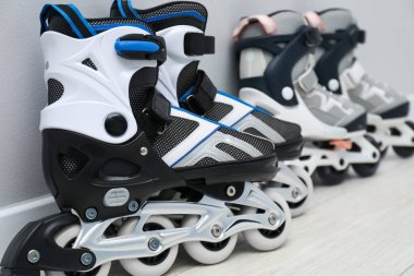 Beyaz duvarın yanında paten çiftleri, yakın plan.