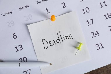 Sözcük bitiş tarihi, takvim ve kalem içeren yapışkan bir not, en üstteki görünüm