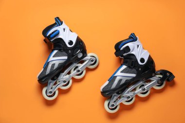 Turuncu arka planda çift patenler, üst manzara