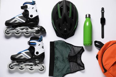 Beyaz arkaplanda patenli düz konum