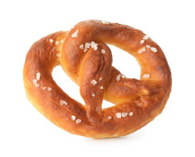 Lezzetli kraker, beyaz üzerine tuz dökülmüş.