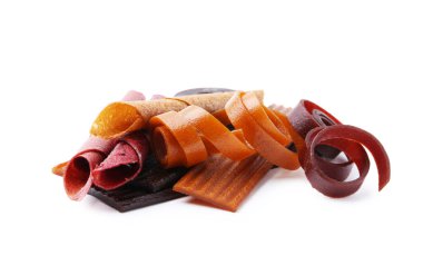 Beyaz arka planda farklı lezzetli meyve derisi