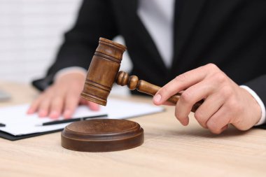 Tokmaklı yargıç içeride masa başında çalışıyor, yakın plan.