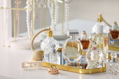 İçerideki masada farklı parfüm ve aksesuarlar var.