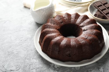 Lezzetli kek, çikolata ve süt parçaları gri masada, yakın plan. Metin için boşluk