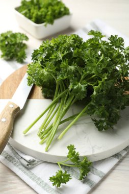 Taze maydanoz ve bıçak açık ahşap masada, yakın plan.