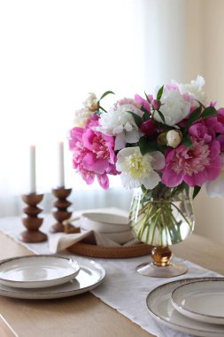 İçinde şakayık demeti olan güzel bir masa, yakın plan.