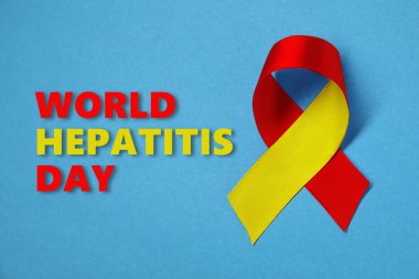 28 Temmuz Hepatit Günü. Açık mavi arkaplanda sarı-kırmızı farkındalık kurdelesi, üst görünüm