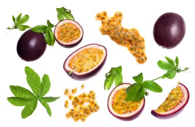 Tutku meyveleri ve yeşil yapraklar beyazlar üzerinde izole edilmiş.