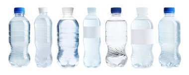 Beyaz arka planda su bulunan plastik şişeler, hazır.