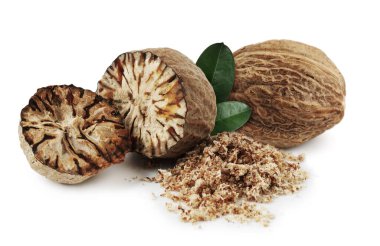 Beyaz arka planda yeşil yapraklı fındık tohumları. Aromatik baharat