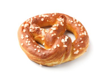 Lezzetli kraker, beyaz üzerine tuz dökülmüş.