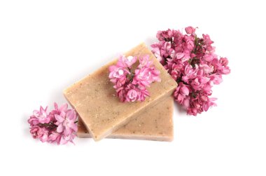 Sabun çubukları ve leylak çiçekleri izole edilmiş beyaz