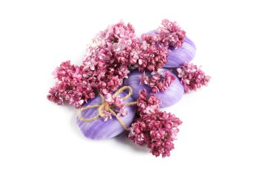 Sabun çubukları ve leylak çiçekleri izole edilmiş beyaz