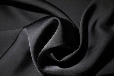 Arkaplan olarak buruşmuş siyah ipek kumaş, üst görünüm
