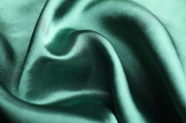 Arkaplan olarak buruşmuş yeşil ipek kumaş, yakın plan