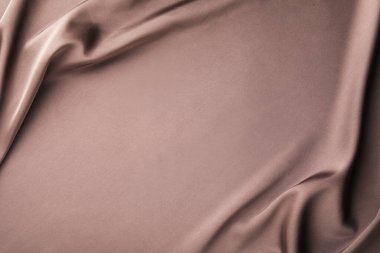 Arkaplan olarak buruşuk açık kahverengi ipek kumaş, üst görünüm