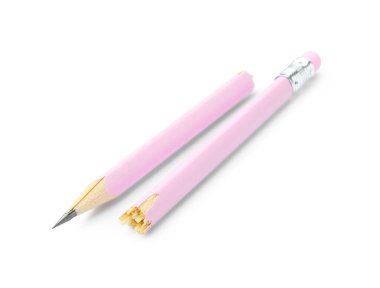 Kırık bir grafit kalem beyaza izole edilmiş.