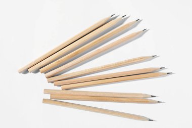 Beyaz zemin üzerinde birçok grafit kalem, düz yatıyordu