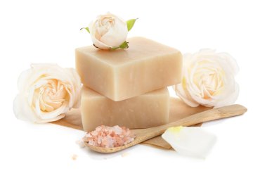 Aromatik sabun çubukları ve beyaza izole güller.