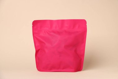 Bej arka planda fermuarlı bir stand-up kesesi. Tasarım için model