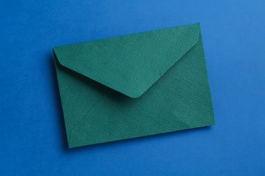 Mavi arkaplanda güzel bir davet zarfı, üst görünüm