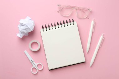 Pembe arka planda dizüstü bilgisayarı olan düz bir kompozisyon