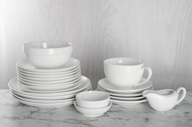 İçerideki beyaz mermer masada farklı temiz bulaşık takımı.