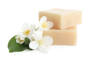 Sabun barları ve yasemin çiçekleri beyazda izole edilmiş.