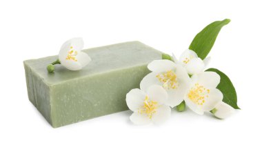 Sabun çubuğu ve yasemin çiçekleri beyaz üzerine izole edilmiş.