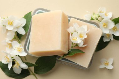 Bej arka planda sabun ve yasemin çiçekleri, düz yatış