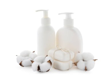 Sabun çubukları, cilt ürünleri şişeleri ve beyaza izole edilmiş pamuk çiçekleri.