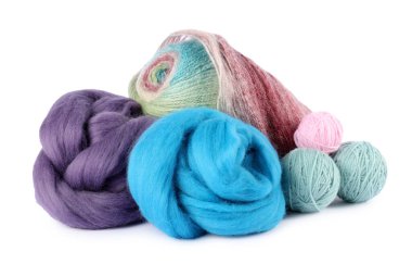 Yün ve örgü iplikleri beyazın üzerinde yalıtılmış