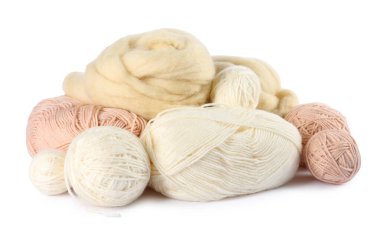 Yün ve örgü iplikleri beyazın üzerinde yalıtılmış