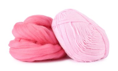 Yün ve örgü iplikleri beyazın üzerinde yalıtılmış