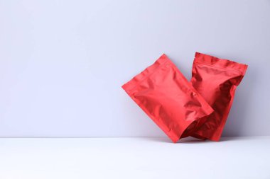 Beyaz arka planda fermuarlı stand-up kesesi. Tasarım için model