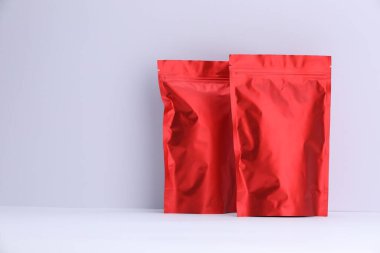 Beyaz arka planda fermuarlı stand-up kesesi. Tasarım için model