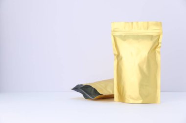 Beyaz arka planda fermuarlı stand-up kesesi. Tasarım için model