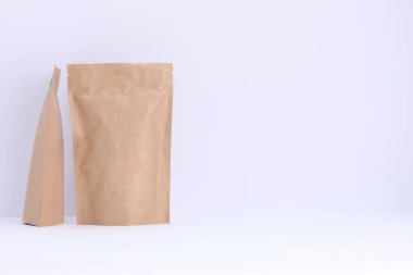 Beyaz arka planda fermuarlı stand-up kesesi. Tasarım için model