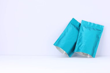 Beyaz arka planda fermuarlı stand-up kesesi. Tasarım için model