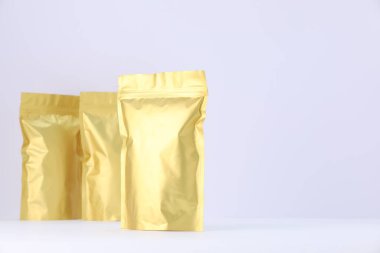 Beyaz arka planda fermuarlı stand-up kesesi. Tasarım için model